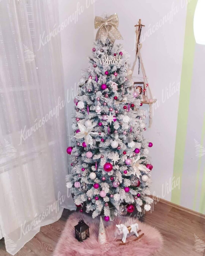 Díszített karácsonyfa