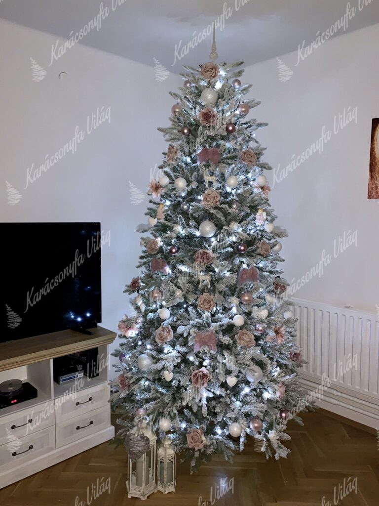 Díszített karácsonyfa