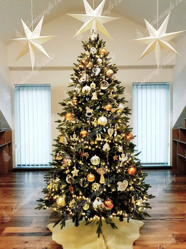 Díszített karácsonyfa