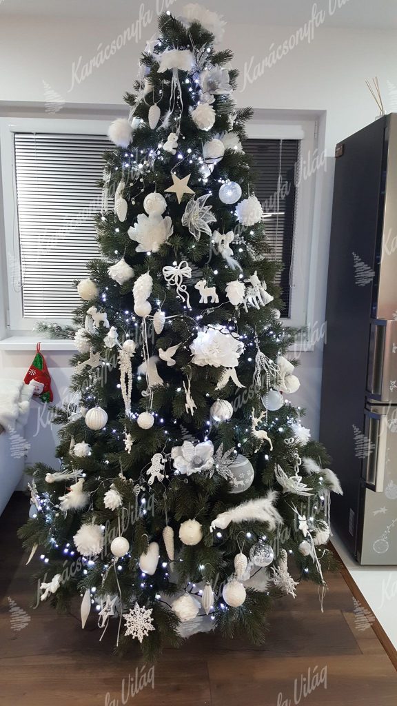 Díszített karácsonyfa