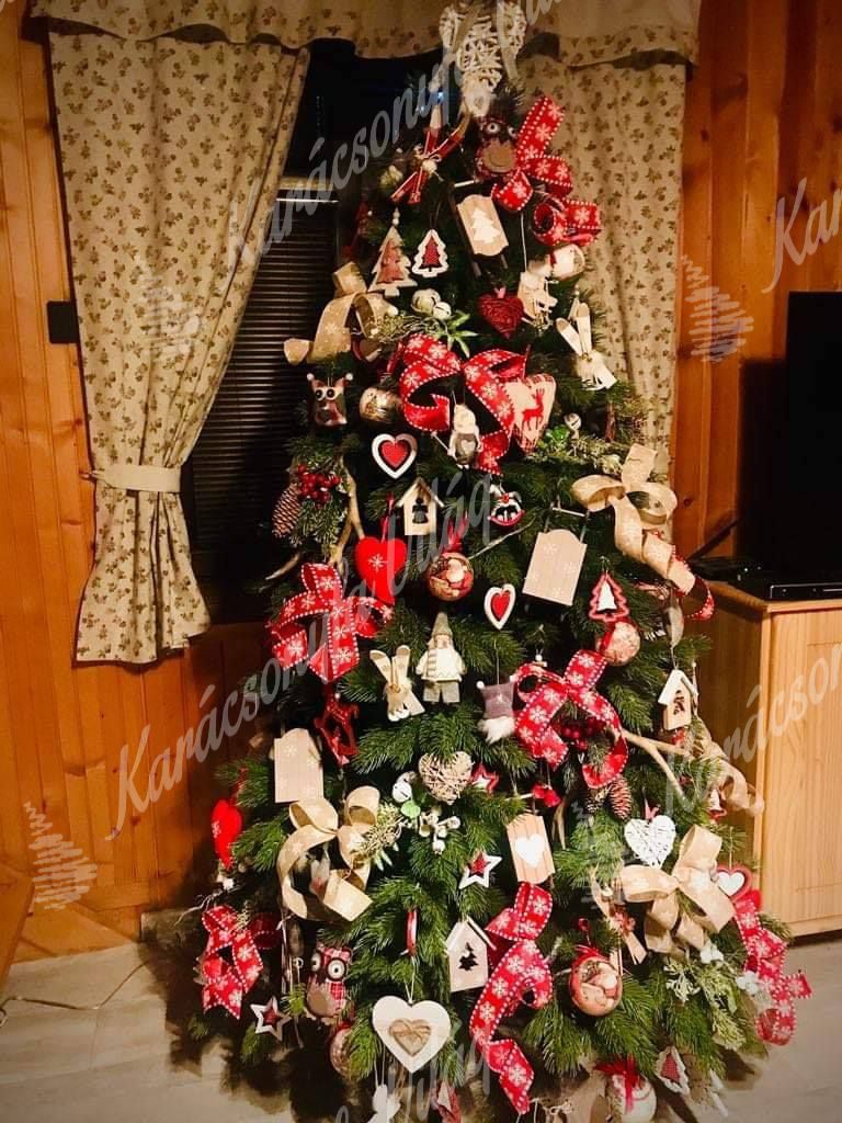 Díszített karácsonyfa