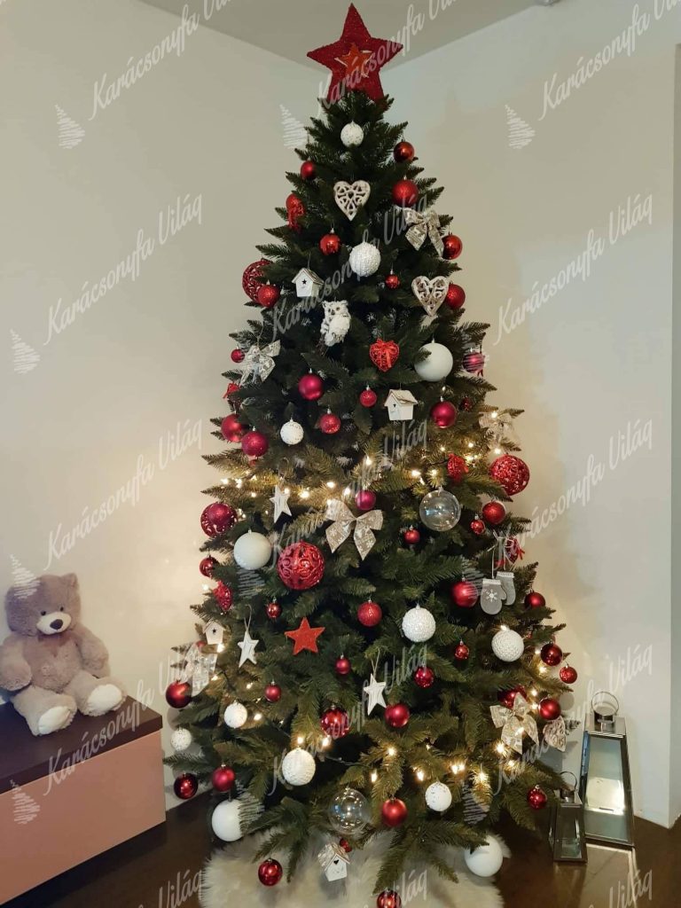 Díszített karácsonyfa