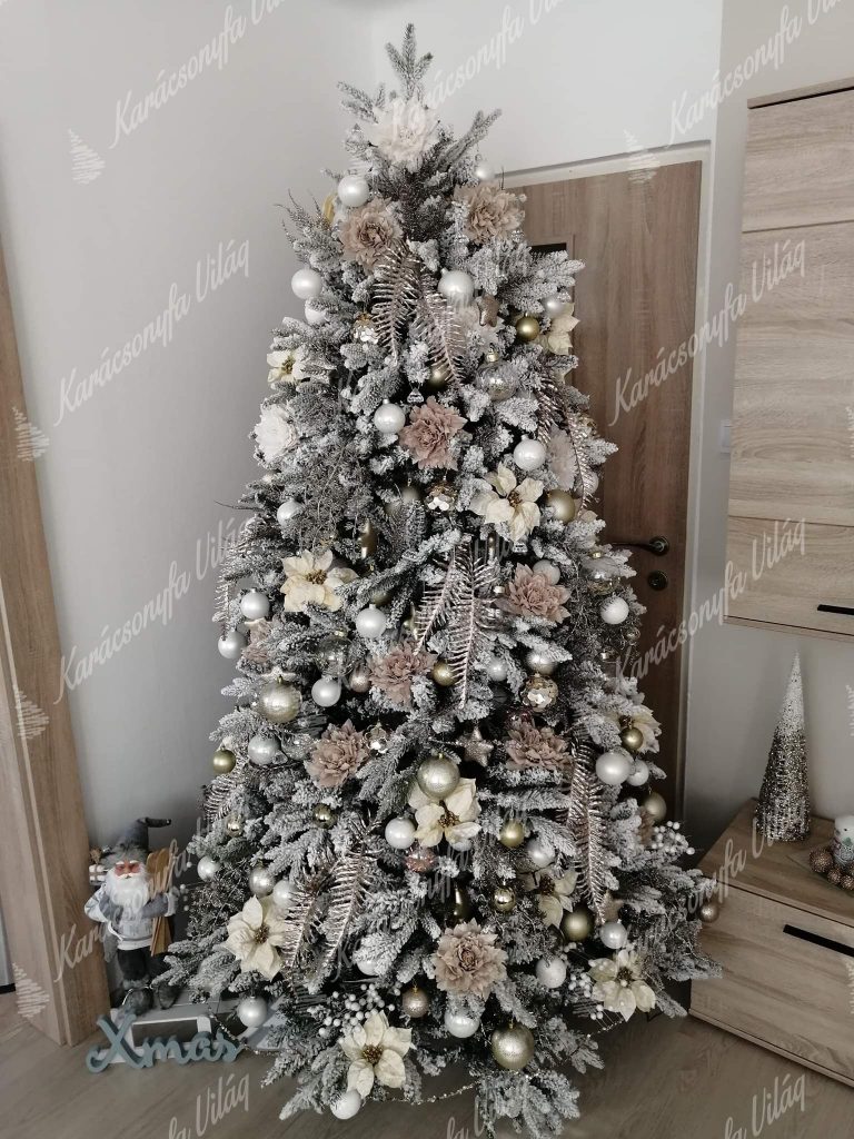 díszített karácsonyfa