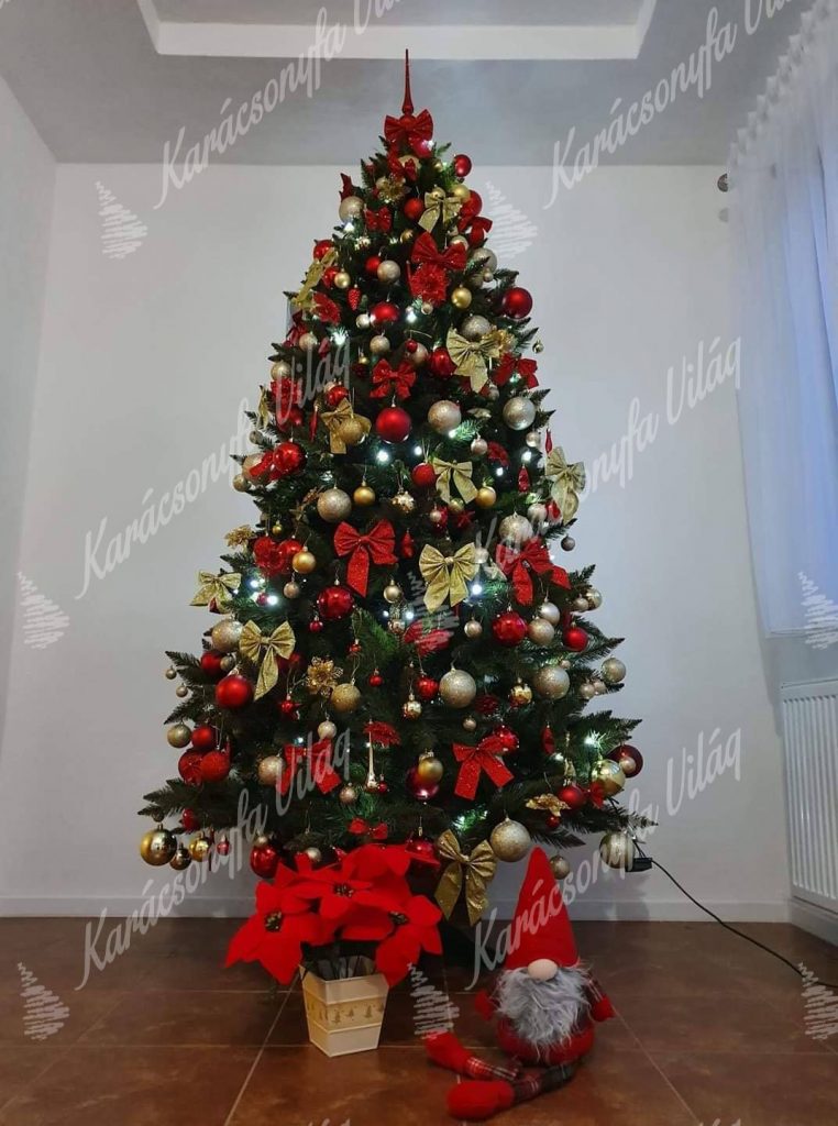 Díszített karácsonyfa