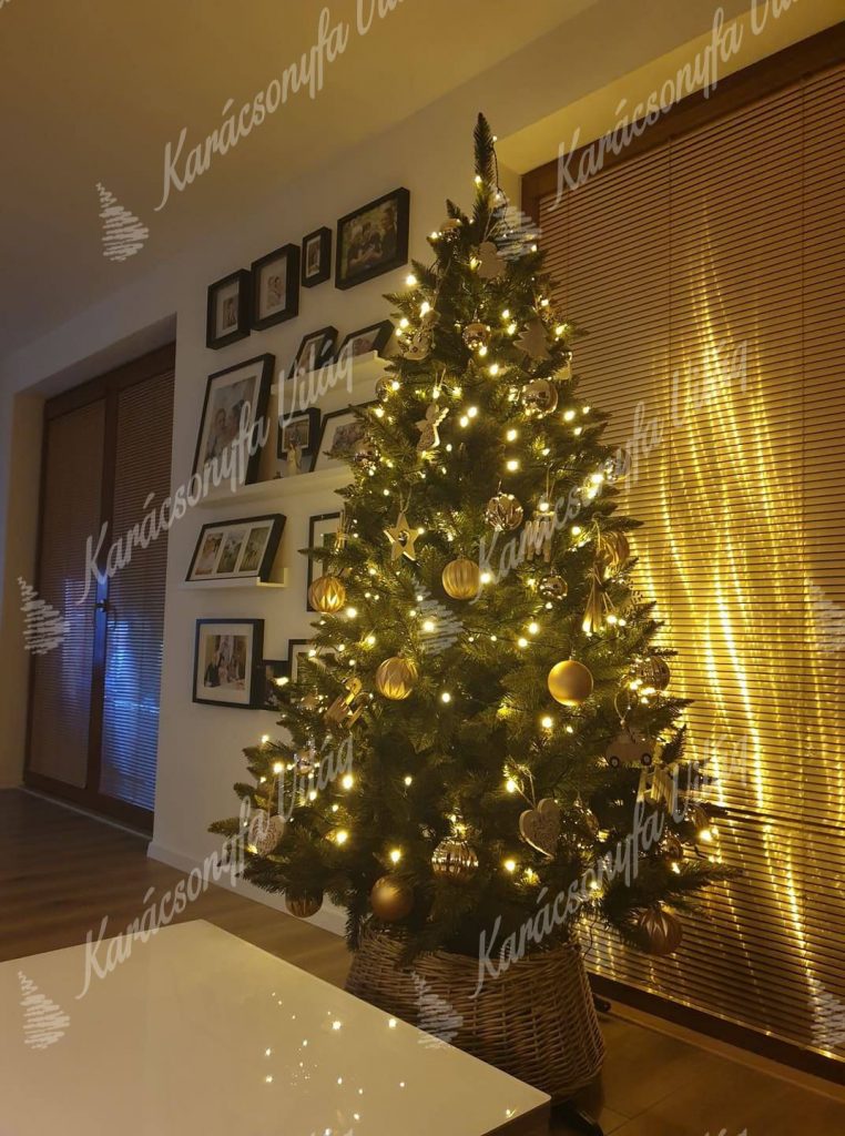 díszített karácsonyfa
